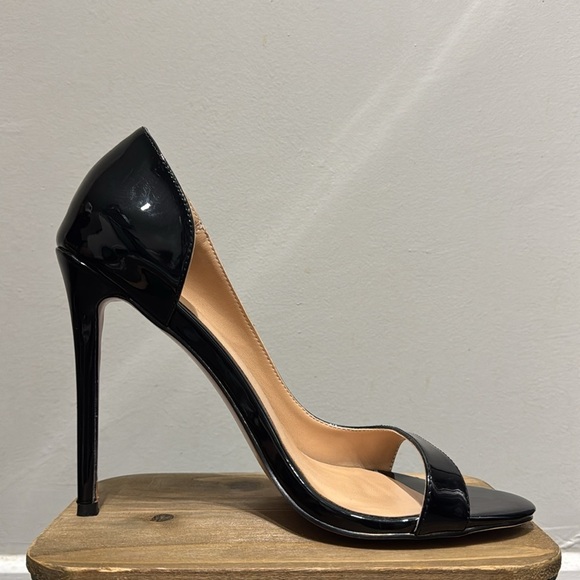 Black Heels for a Stylish Look - Picture 1 of 7